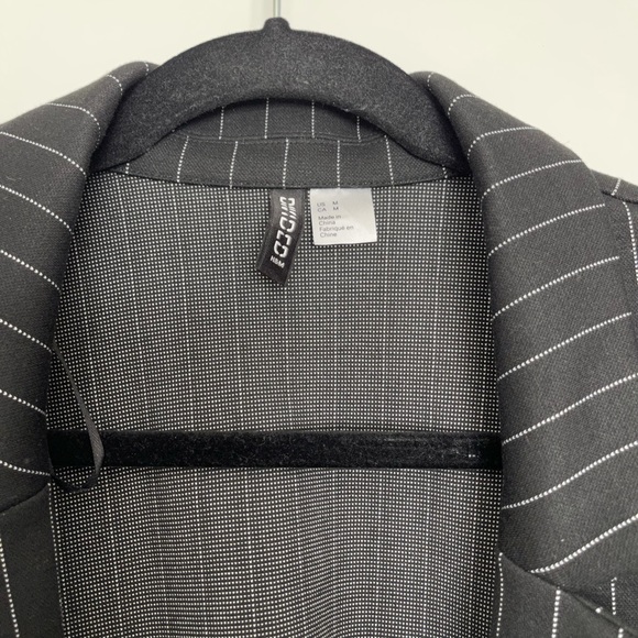 ***SOLD***H&M Blazer 🖤 - Picture 3 of 6